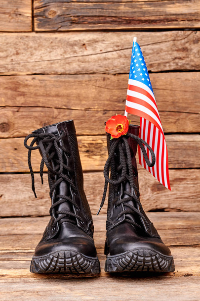 Combat boots with flag of united states and red poppy. - Foto, imagen