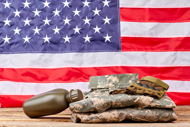 Vêtements militaires soigneusement pliés et bouteille
. - Photo, image