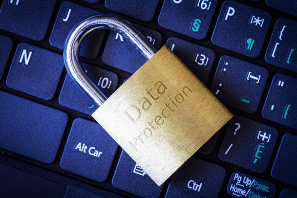Χαραγμένο το χρυσό λουκέτο στο πληκτρολόγιο του υπολογιστή lap-top με την προστασία των δεδομένων. Έννοια της ασφάλειας Διαδικτύου, προστασία προσωπικών δεδομένων, της πρόληψης του εγκλήματος στον κυβερνοχώρο. - Φωτογραφία, εικόνα