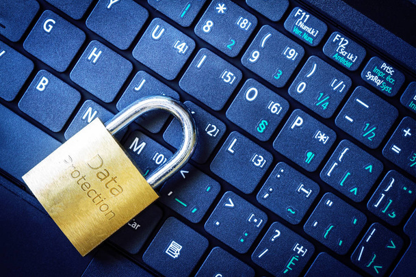 データ保護とコンピューター ノート パソコンのキーボードに金色の錠前が刻まれています。インター ネット セキュリティ、データ プライバシー、サイバー犯罪の予防の概念. - 写真・画像