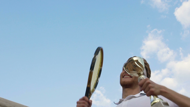 Tenisz champion díj díjátadó mérkőzés után a kezében boldog érzés - Felvétel, videó
