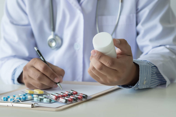 terveydenhuolto tilalla apteekissa Pack ehkäisypillereitä apteekki apteekki apteekki
 - Valokuva, kuva