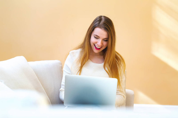 Young woman using her laptop computer - Zdjęcie, obraz