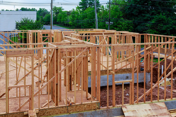 Drewno budowlane ramki nowe budownictwo mieszkaniowe domu kadrowanie z - Zdjęcie, obraz