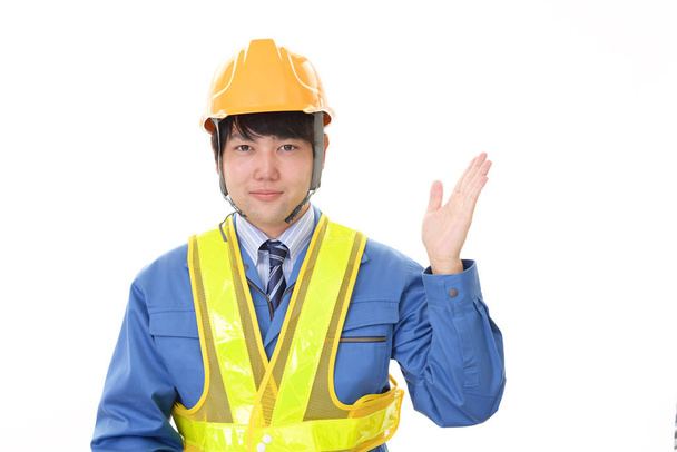 Azjatycka pracownik wskazuje drogę - Zdjęcie, obraz