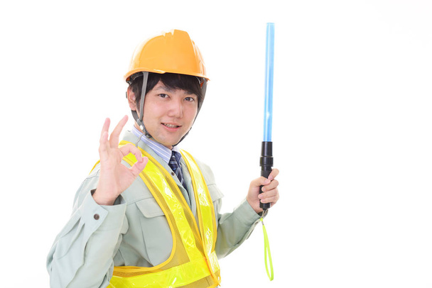 uśmiechający się azjatycki pracownika na białym tle - Zdjęcie, obraz