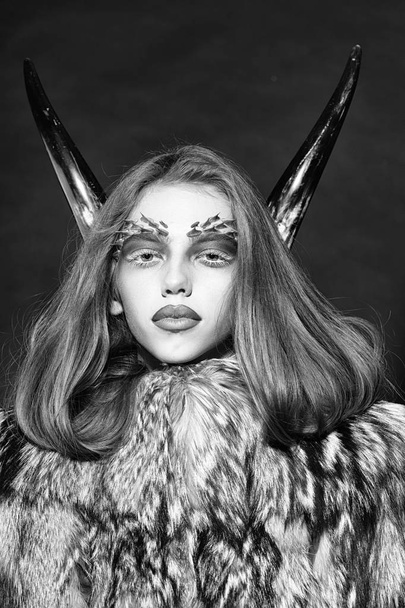 Sensual woman body. Girl with antlers and fur coat - Foto, afbeelding