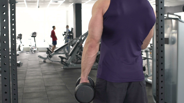 Musculateur haltères haltères haltères levage au club de sport, entraînement actif dans la salle de gym
 - Séquence, vidéo