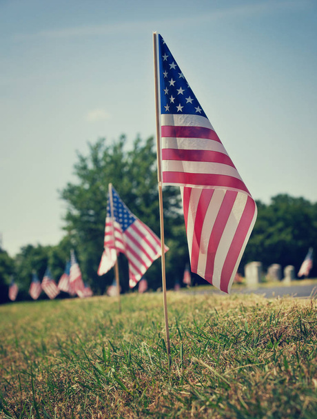 Drapeaux américains exposés dans un cimetière le jour du Souvenir. Ton vintage
. - Photo, image