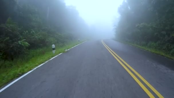 mistig weer en mountain road noorden van thailand - Video