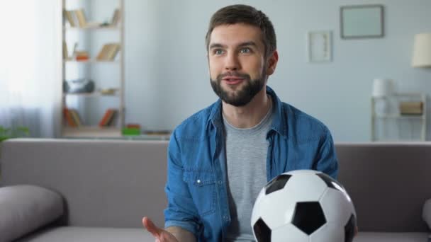 fröhlicher Kerl, der laut schreit, Fußballspiel guckt, erfolgreiches Spielresultat - Filmmaterial, Video