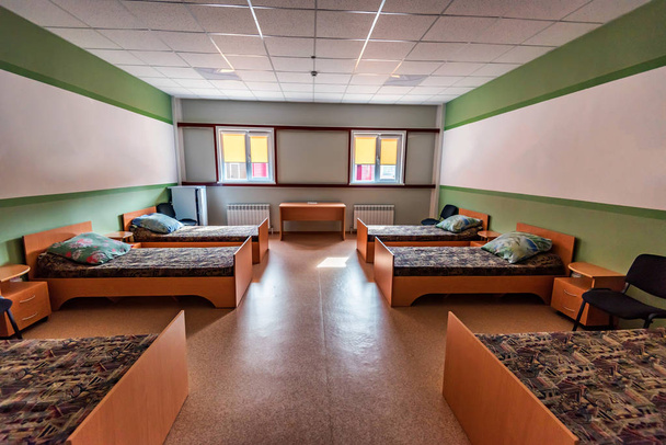 Hostel interior quarto com seis camas
 - Foto, Imagem