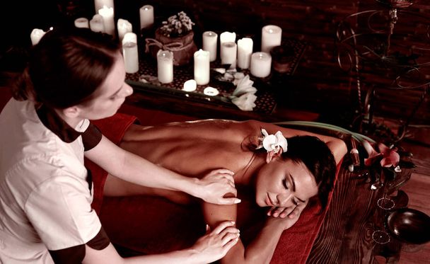 El masaje de la mujer en el salón de spa. Luxar interior oriental terapia
. - Foto, Imagen