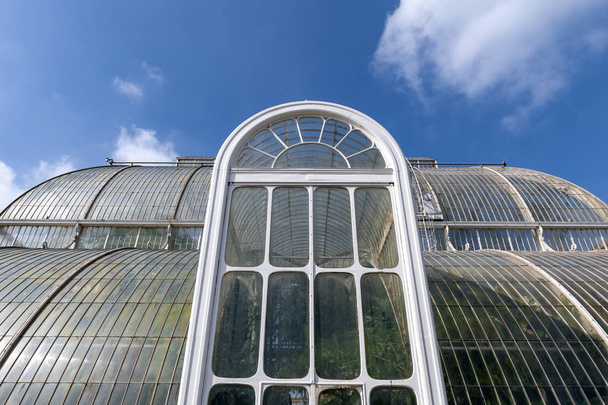 London, Wielka Brytania - kwietnia 2018: Palmiarnia, kultowego glasshouse wiktoriański, który odtwarza klimat tropikalnych na wystawę żywych unikalny zbiór roślin tropikalnych tropikalnych regionach świata, znajduje się w Kew Garden, Anglia - Zdjęcie, obraz
