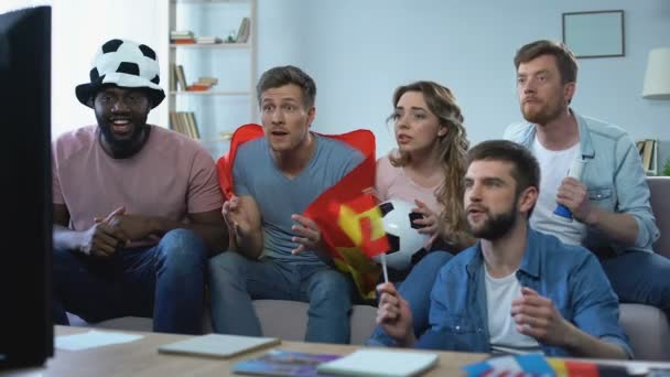 Spanish friends watching match at home, supporting team, celebrating goal - Filmagem, Vídeo