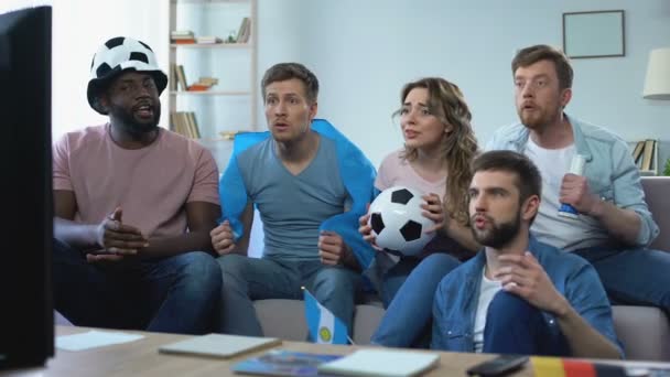 Multiracial Agrentinian friends watching game at home, celebrating goal chanting - Filmmaterial, Video