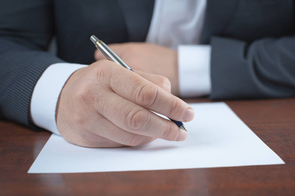 Lähikuva liikemies allekirjoittaa tärkeän asiakirjan horisontaalinen
 - Valokuva, kuva