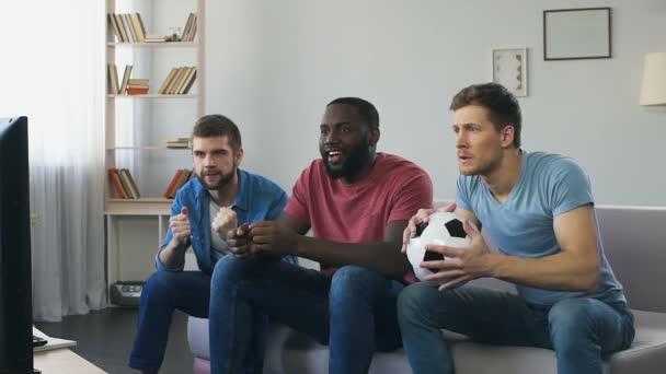 Football fans watching final at home, roaring after scored goal, mens gatherings - Video