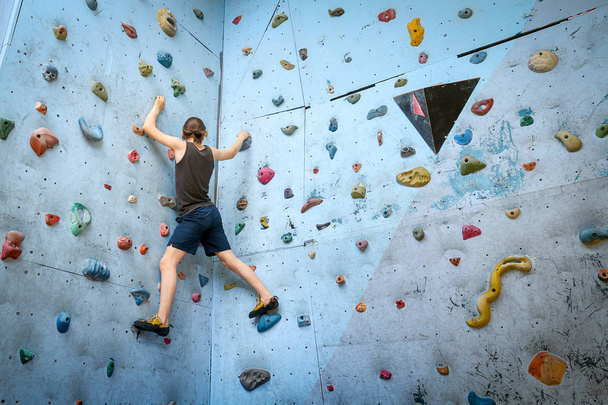 Képzés, hegymászás a fedett mászófallal tizenéves fiú - Fotó, kép
