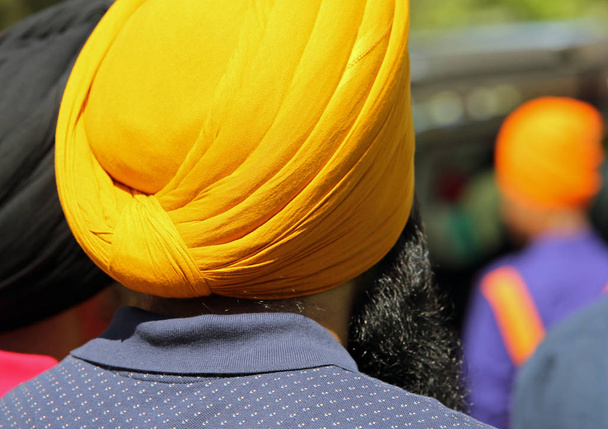 Homme sikh avec turbant jaune appelé Dumalla lors d'une célébration religieuse dans les rues de la ville
 - Photo, image