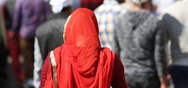 bir Sih kadının sokakta bir dini kutlama sırasında kırmızı duvak - Fotoğraf, Görsel