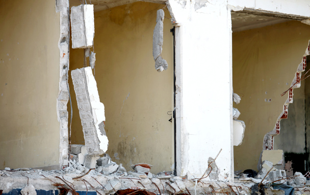 uszkodzony dom ze ścianami, zniszczone - Zdjęcie, obraz