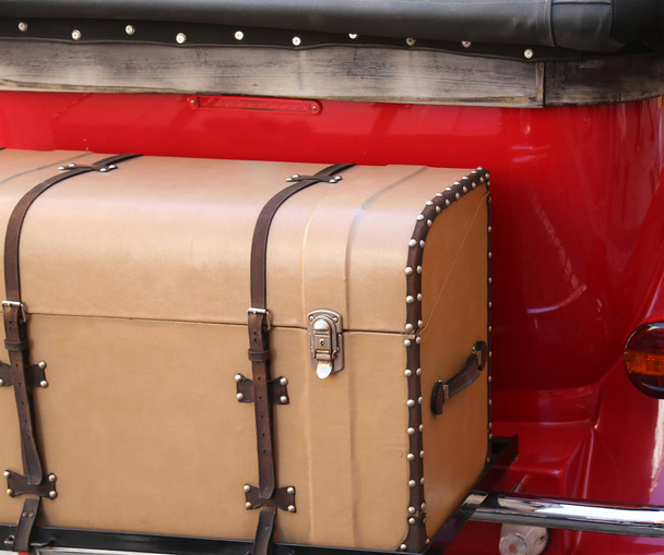 Starožitný retro kufru připojené k vintage červené auto - Fotografie, Obrázek