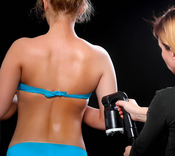 Körperbemalung mit Airbrush im professionellen Schönheitssalon - Foto, Bild