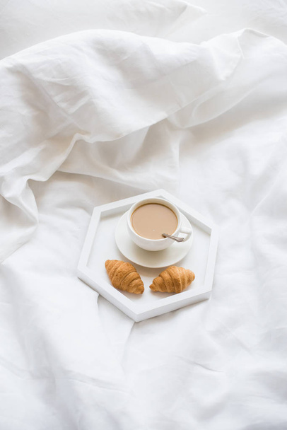 Ranní snídani v posteli, kávu a croissant na hlavním panelu - Fotografie, Obrázek