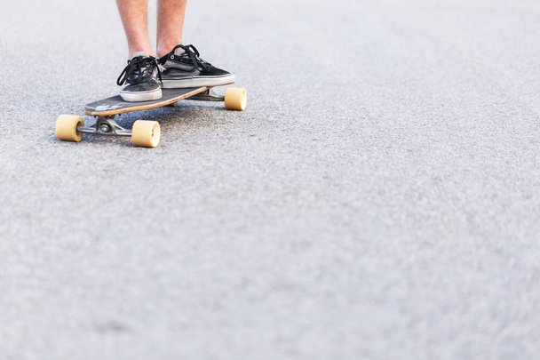 Low View by Skateboarders Foots - Foto, immagini