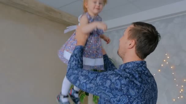 若い父親が彼の赤ん坊の娘を投げ - 映像、動画