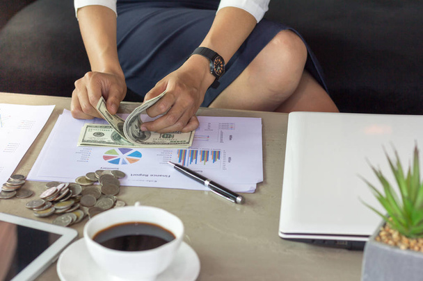 Mujer contando dólares en la mesa - concepto de negocio, tableta y finanzas, inversión, ahorrar
. - Foto, Imagen