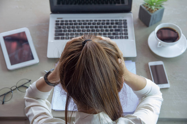  деловая женщина испытывает стресс от работы в офисе
 - Фото, изображение