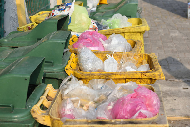 rottami di metallo Rifiuti alimentari nella spazzatura gialla
 - Foto, immagini