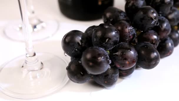 Studio close-up čerstvých hroznů & sklenice na víno - Záběry, video