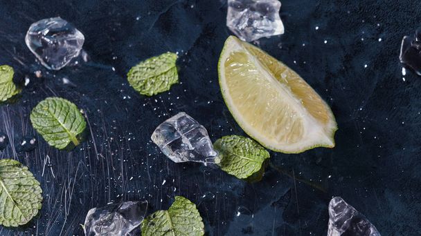 ingredients for making summer lemonade mojito on dark background - Foto, afbeelding