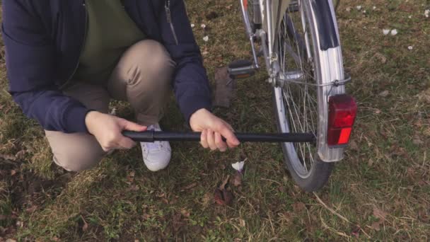 Mujer bombeando el neumático de bicicleta
 - Metraje, vídeo