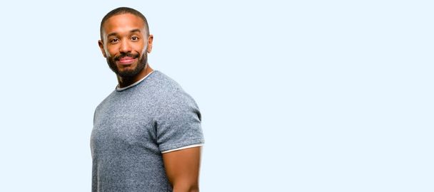 Afro-Américain avec barbe confiant et heureux avec un grand sourire naturel en regardant la caméra isolée sur fond bleu
 - Photo, image