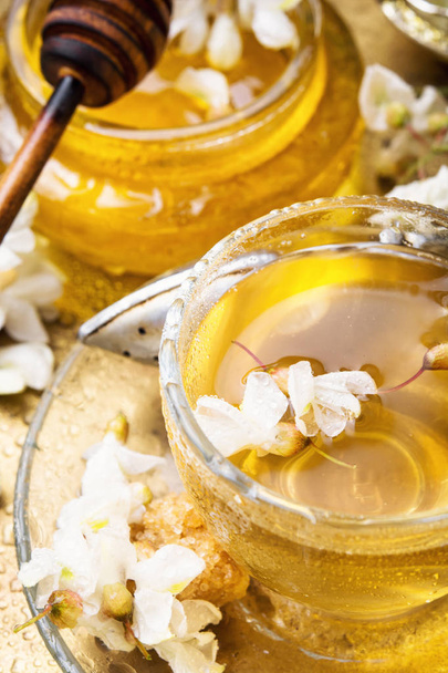 Thé à base de plantes curatives avec du miel de fleurs d'acacia.Thé à base de plantes
 - Photo, image