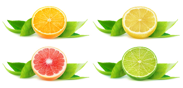 Coleção de frutas cítricas isoladas. Metades de laranja, limão, toranja e limão sobre folhas isoladas em fundo branco com caminho de recorte
 - Foto, Imagem