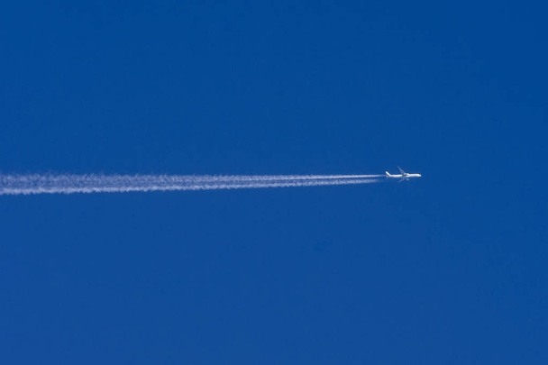 Biały samolot wielkiego dwa silniki lotnicze Lotnisko contrail chmury - Zdjęcie, obraz