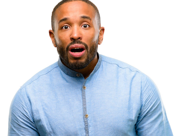 Homme afro-américain à la barbe effrayée en état de choc, exprimant panique et peur isolée sur fond blanc
 - Photo, image