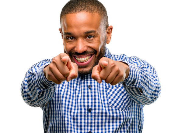 Hombre afroamericano con barba apuntando al frente con el dedo aislado sobre fondo blanco
 - Foto, imagen