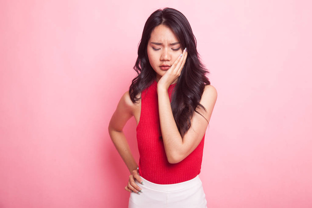 Young Asian woman got toothache on pink background - Foto, Imagen