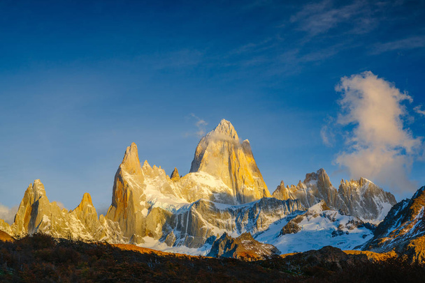 Pohled z Mount Fitzroy během východu slunce. Argentinské Patagonie na podzim - Fotografie, Obrázek