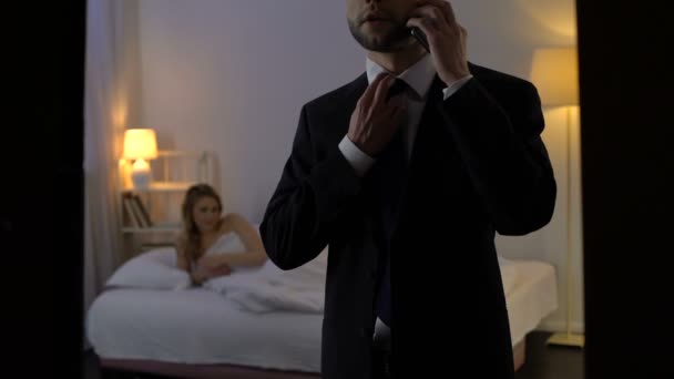 Man talking on phone, lying to wife while spending time with mistress in hotel - Imágenes, Vídeo
