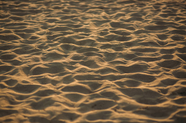 die Sonnenstrahlen betonen die Schönheit des Sandstrandes - Foto, Bild