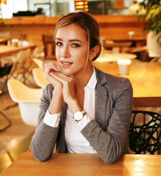 lifestyle, business and people concept: Successful business woman sitting In Coffee Shop. - Foto, Imagen