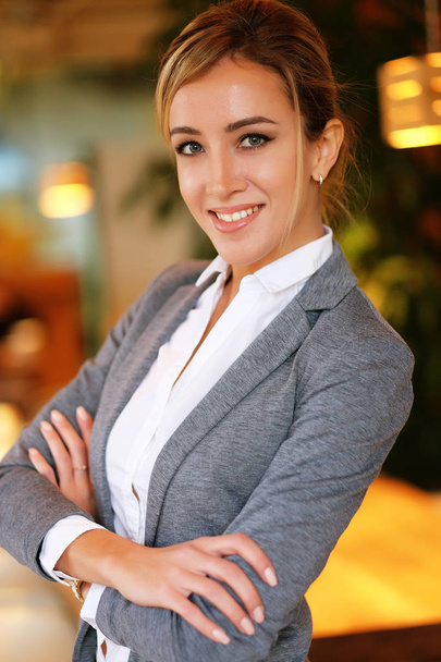 Beautiful businesswoman at the co-working smiling. - Foto, imagen