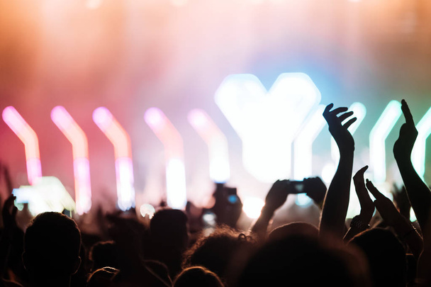 Imagem da multidão dançante no festival de concertos de música
 - Foto, Imagem